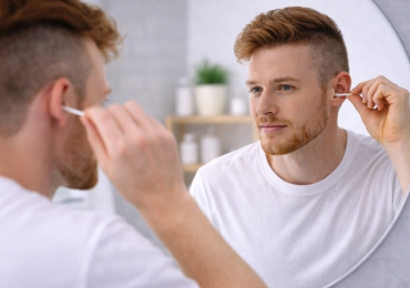 Регулярно пользуетесь ватными палочками, но слух все хуже? В чем причина?